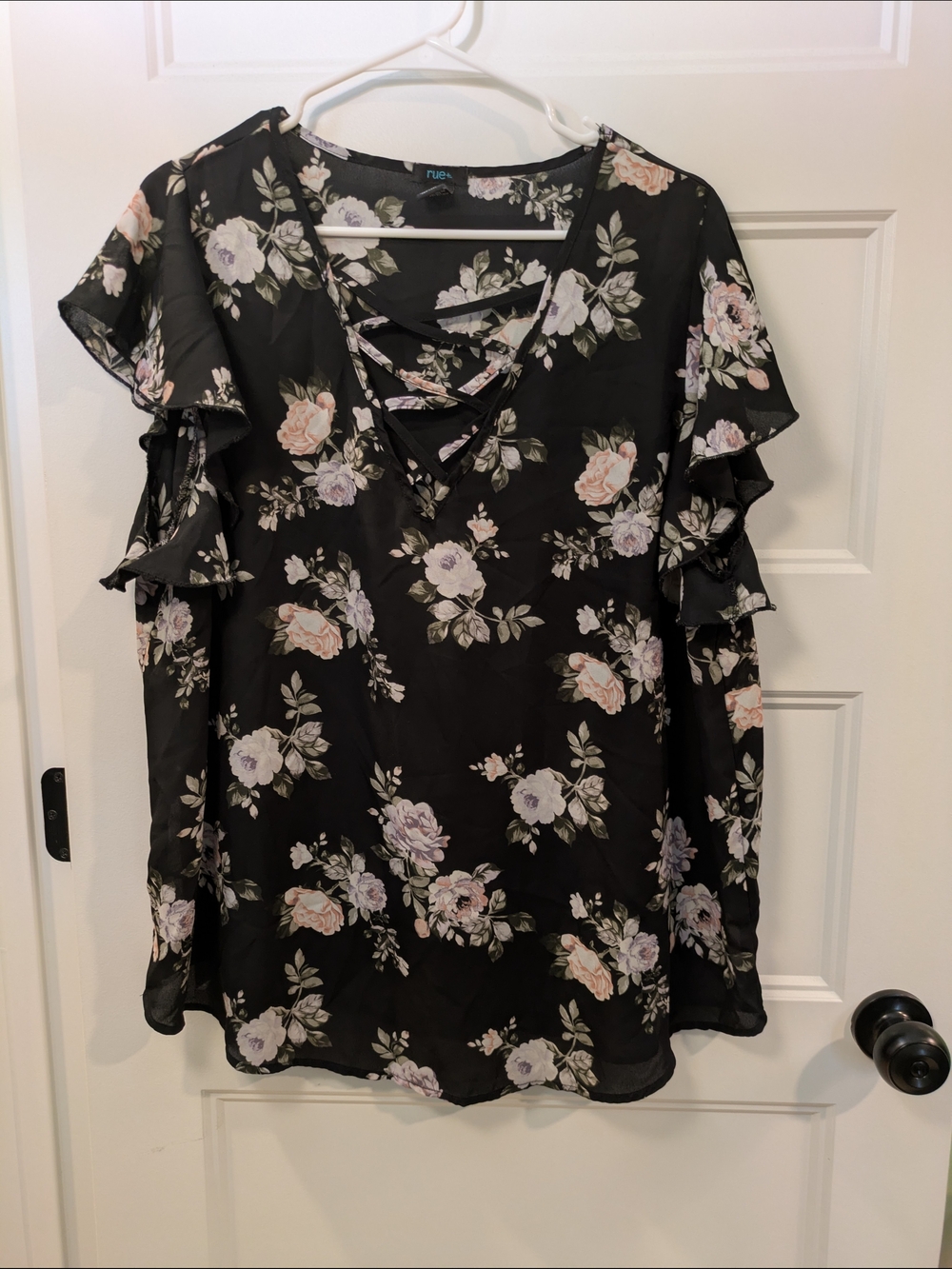 🔴 3/$15 Floral Crisscross Ruffle Sleeve Blouse - Black